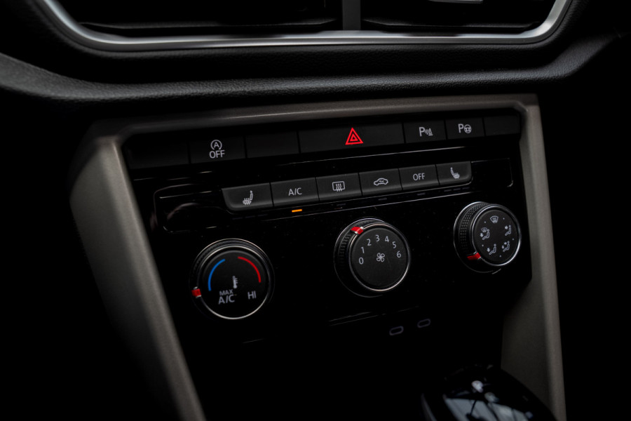 Volkswagen T-Roc Cabrio 1.5 TSI Navi Virtual C. Camera Beats PDC Stuurverwarming LED Stoelverwarming Climate Lederen dashboard LM velgen