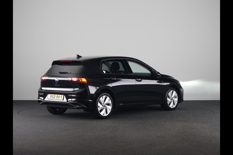 Volkswagen Golf 1.5 eHybrid Life Edition 204 pk Automaat (DSG) | Verlengde garantie | Navigatie | Parkeersensoren (Park assist) | Achteruitrijcamera | Autom. airco (3 zones) |