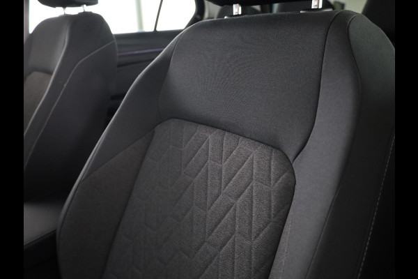 Volkswagen Golf 1.5 eHybrid Life Edition 204 pk Automaat (DSG) | Verlengde garantie | Navigatie | Parkeersensoren (Park assist) | Achteruitrijcamera | Autom. airco (3 zones) |