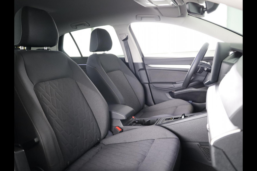 Volkswagen Golf 1.5 eHybrid Life Edition 204 pk Automaat (DSG) | Verlengde garantie | Navigatie | Parkeersensoren (Park assist) | Achteruitrijcamera | Autom. airco (3 zones) |