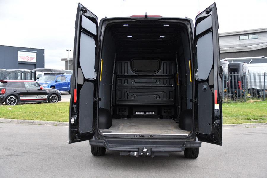 Volkswagen Crafter 35 2.0 TDI L3H3 Highline Black Edition Camera, Cruise, Carplay, LED, Clima, Automaat, Trekhaak, Sensoren, Uniek!