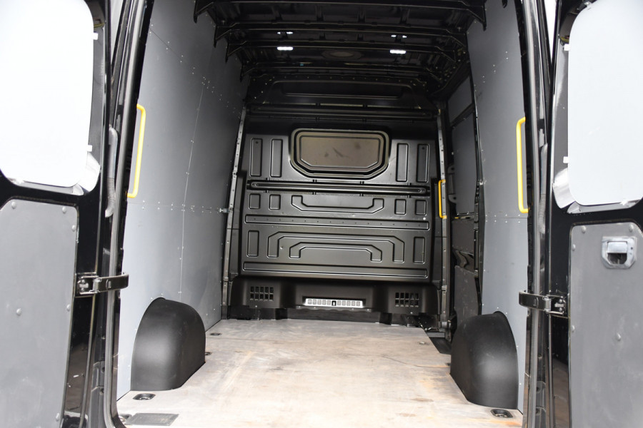 Volkswagen Crafter 35 2.0 TDI L3H3 Highline Black Edition Camera, Cruise, Carplay, LED, Clima, Automaat, Trekhaak, Sensoren, Uniek!