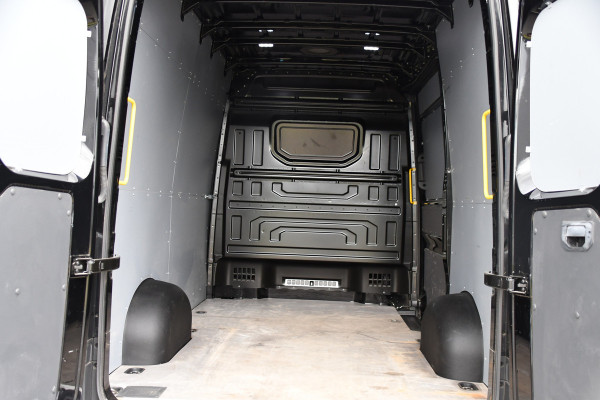 Volkswagen Crafter 35 2.0 TDI L3H3 Highline Black Edition Camera, Cruise, Carplay, LED, Clima, Automaat, Trekhaak, Sensoren, Uniek!