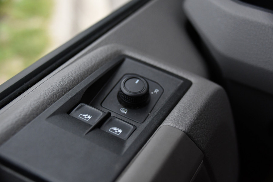 Volkswagen Crafter 35 2.0 TDI L3H3 Highline Black Edition Camera, Cruise, Carplay, LED, Clima, Automaat, Trekhaak, Sensoren, Uniek!