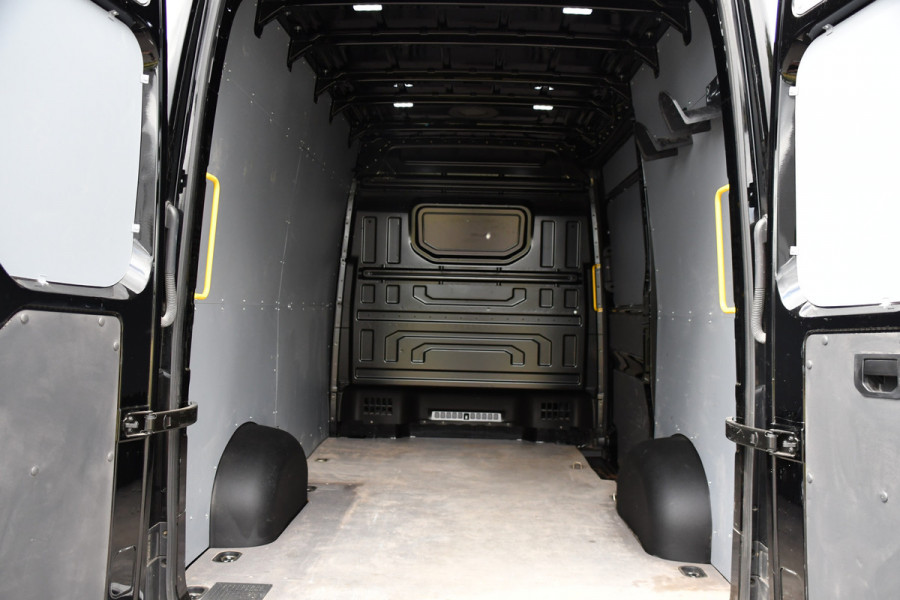 Volkswagen Crafter 35 2.0 TDI L3H3 Highline Black Edition Camera, Cruise, Carplay, LED, Clima, Automaat, Trekhaak, Sensoren, Uniek!