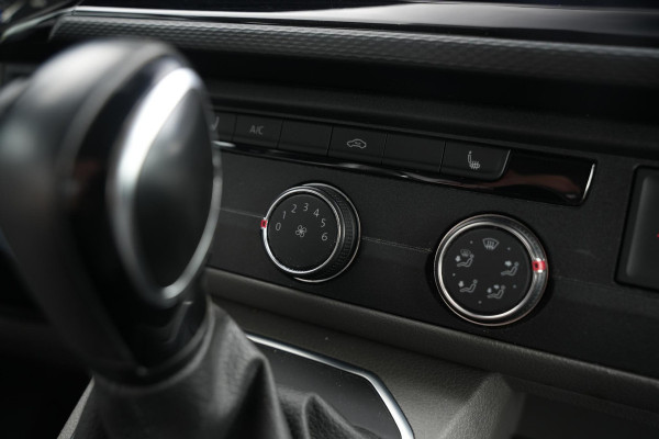 Volkswagen Transporter 2.0 TDI L1H1 4Motion Edition | Automaat | Trekhaak | Multifunctioneel Stuurwiel | Navigatie | Parkeerhulp Voor + Achter | Cruise Control | LED-Koplampen | LED-Achterlichten | Achteruitrijcamera | Airco | DAB+ | Apple/Android Carplay |