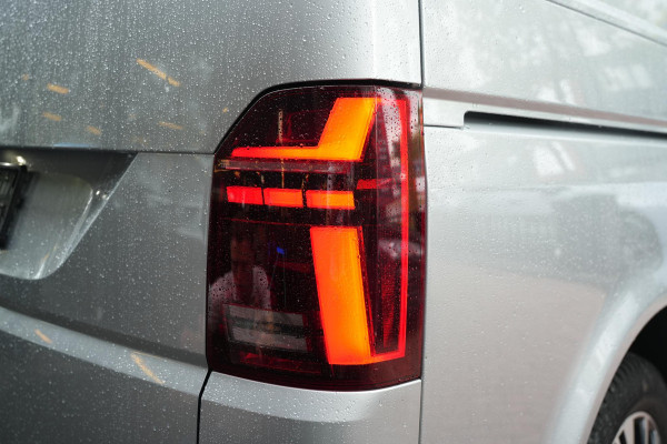 Volkswagen Transporter 2.0 TDI L1H1 4Motion Edition | Automaat | Trekhaak | Multifunctioneel Stuurwiel | Navigatie | Parkeerhulp Voor + Achter | Cruise Control | LED-Koplampen | LED-Achterlichten | Achteruitrijcamera | Airco | DAB+ | Apple/Android Carplay |