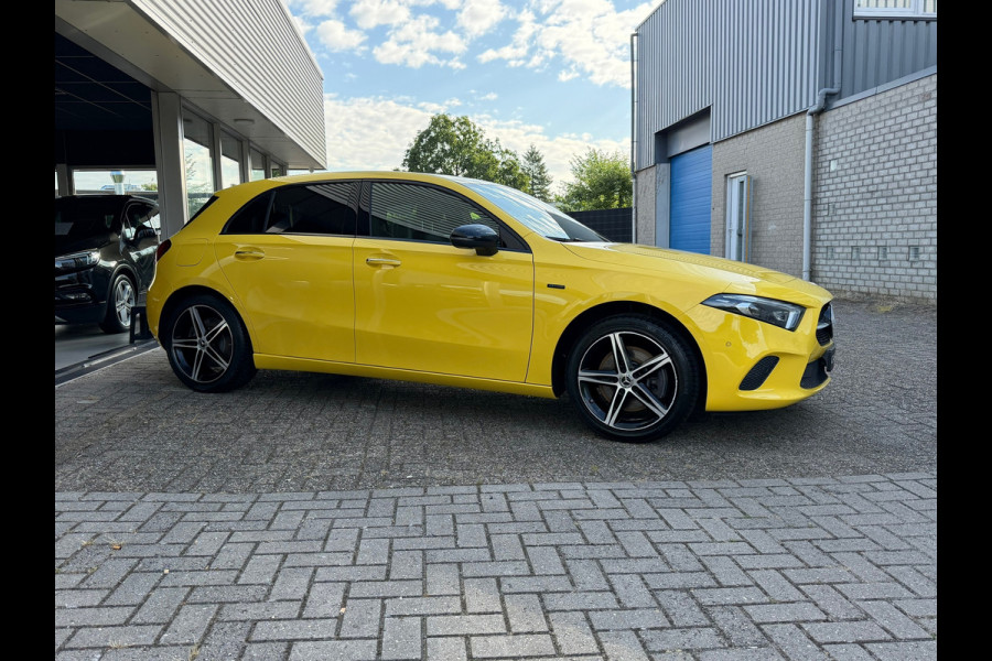 Mercedes-Benz A-Klasse 250 e Advantage 218 Pk | Widescreen | Navigatie | Cruise | Camera | Clima | Lichtmetaal.