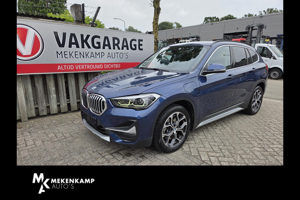 BMW X1 xDrive25e Executive xLine 18"/Keyless/Memory + stoelverwarming/Camera/Elektrische Klep/LED/DAB/Navigatie/PDC