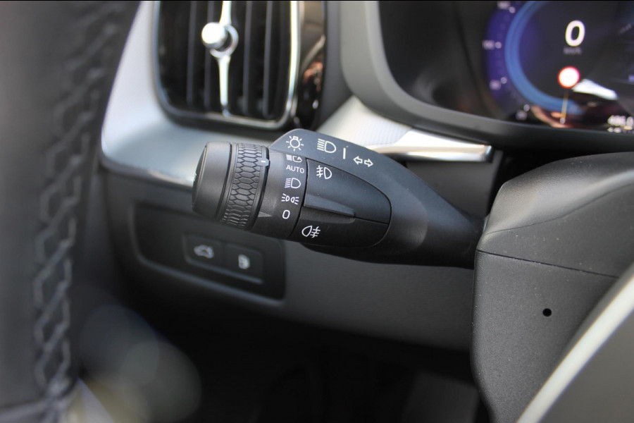 Volvo XC60 T6 350PK Plug-in hybrid AWD Plus Bright Long range / Adaptieve cruise control / Panoramadak / Apple carplay / Parkeersensoren met 360 camera / Elektrische achterklep / Elektrische stoelen met geheugen / Stoel en stuurwielverwarming