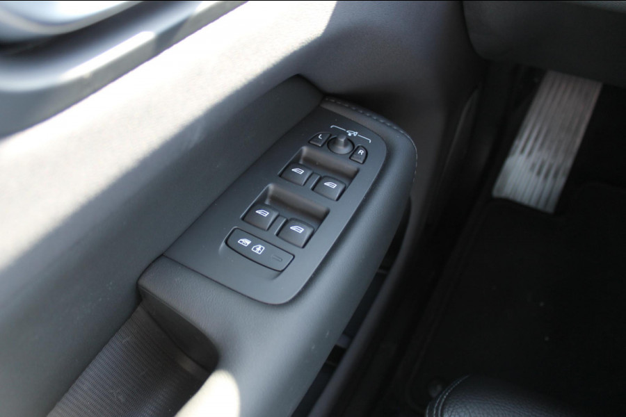 Volvo XC60 T6 350PK Plug-in hybrid AWD Plus Bright Long range / Adaptieve cruise control / Panoramadak / Apple carplay / Parkeersensoren met 360 camera / Elektrische achterklep / Elektrische stoelen met geheugen / Stoel en stuurwielverwarming