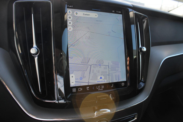 Volvo XC60 T6 350PK Plug-in hybrid AWD Plus Bright Long range / Adaptieve cruise control / Panoramadak / Apple carplay / Parkeersensoren met 360 camera / Elektrische achterklep / Elektrische stoelen met geheugen / Stoel en stuurwielverwarming