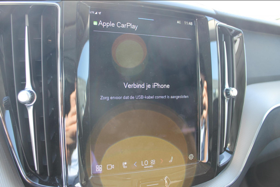 Volvo XC60 T6 350PK Plug-in hybrid AWD Plus Bright Long range / Adaptieve cruise control / Panoramadak / Apple carplay / Parkeersensoren met 360 camera / Elektrische achterklep / Elektrische stoelen met geheugen / Stoel en stuurwielverwarming