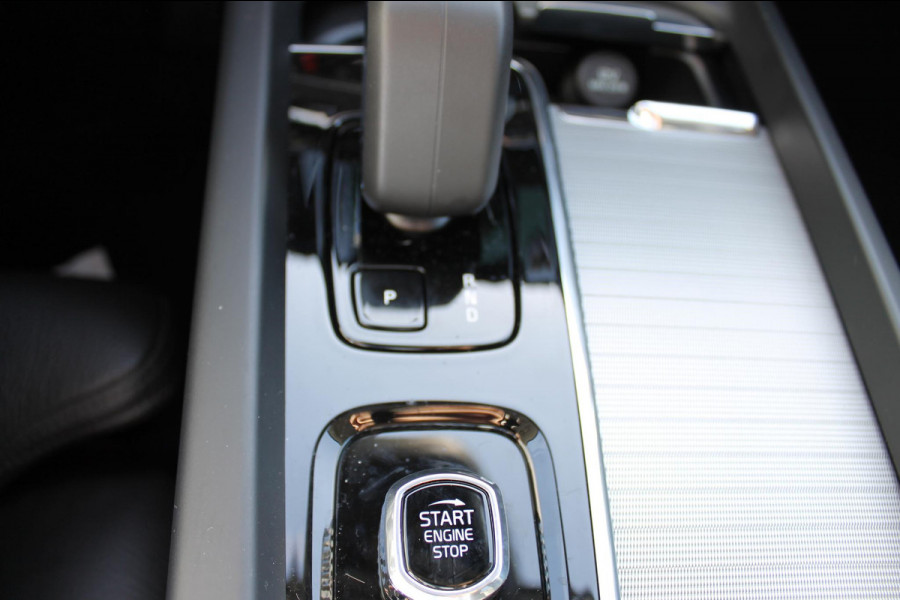 Volvo XC60 T6 350PK Plug-in hybrid AWD Plus Bright Long range / Adaptieve cruise control / Panoramadak / Apple carplay / Parkeersensoren met 360 camera / Elektrische achterklep / Elektrische stoelen met geheugen / Stoel en stuurwielverwarming