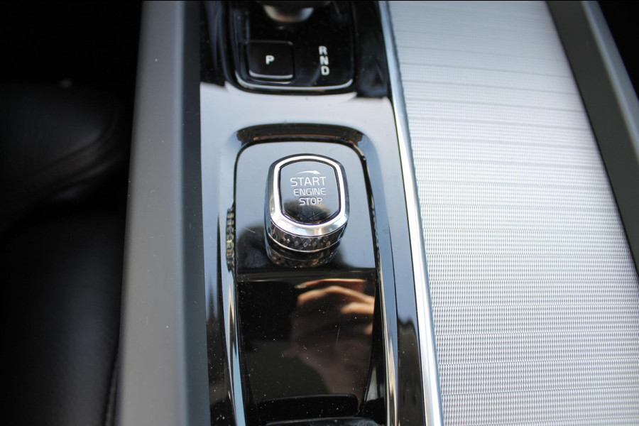 Volvo XC60 T6 350PK Plug-in hybrid AWD Plus Bright Long range / Adaptieve cruise control / Panoramadak / Apple carplay / Parkeersensoren met 360 camera / Elektrische achterklep / Elektrische stoelen met geheugen / Stoel en stuurwielverwarming