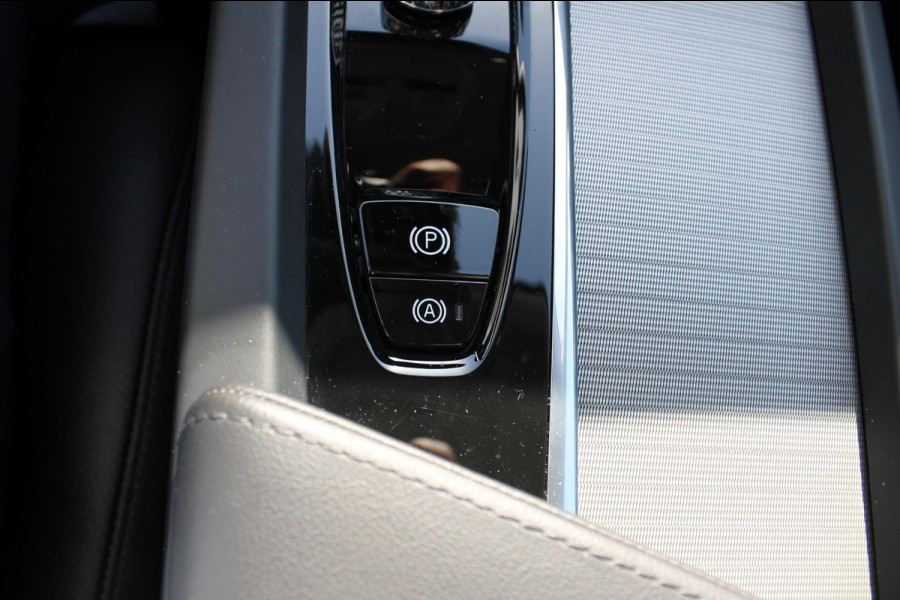 Volvo XC60 T6 350PK Plug-in hybrid AWD Plus Bright Long range / Adaptieve cruise control / Panoramadak / Apple carplay / Parkeersensoren met 360 camera / Elektrische achterklep / Elektrische stoelen met geheugen / Stoel en stuurwielverwarming