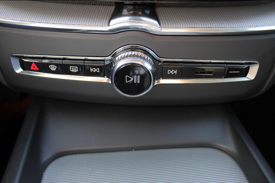 Volvo XC60 T6 350PK Plug-in hybrid AWD Plus Bright Long range / Adaptieve cruise control / Panoramadak / Apple carplay / Parkeersensoren met 360 camera / Elektrische achterklep / Elektrische stoelen met geheugen / Stoel en stuurwielverwarming