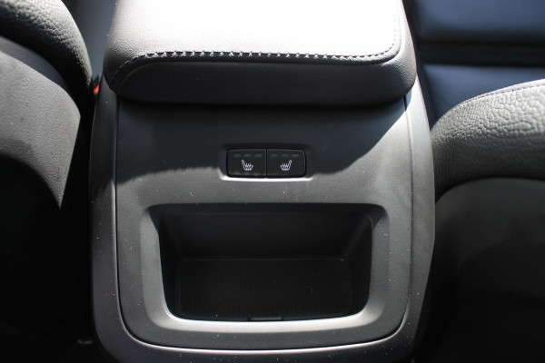 Volvo XC60 T6 350PK Plug-in hybrid AWD Plus Bright Long range / Adaptieve cruise control / Panoramadak / Apple carplay / Parkeersensoren met 360 camera / Elektrische achterklep / Elektrische stoelen met geheugen / Stoel en stuurwielverwarming