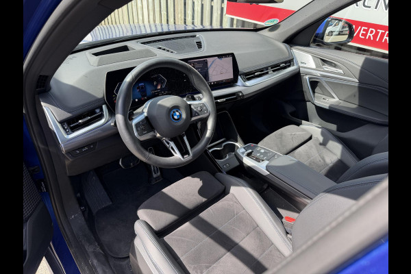BMW X1 xDrive30e M Sport Pro 19''/Panoramadak/Harman Kardon/Trekhaak/Elektrische stoel + memory + massage/Keyless/Adaptieve cruise/360 Camera