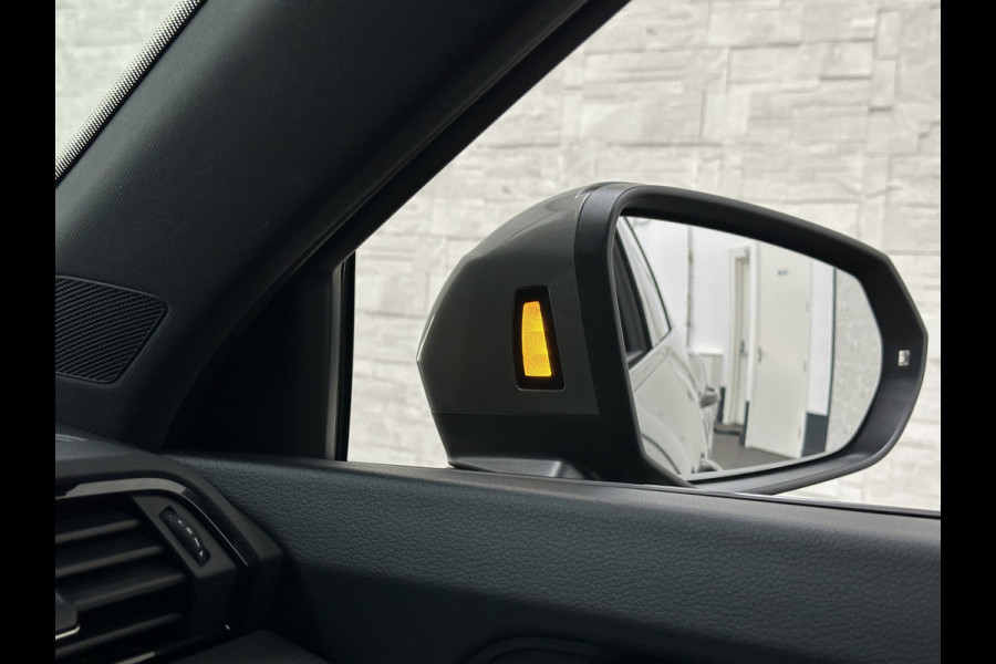 Audi Q3 Sportback 45 TFSI e 245pk S-Line | #RS-Leder | ACC | Trekhaak | Zwarte Hemelbekleding | Navi Plus | Lane Assist | Dodehoek | Lane-Assist | Stoelverwarming | Climate-Control | LED | Interieur-Voorverwarming | Bovag Garantie |
