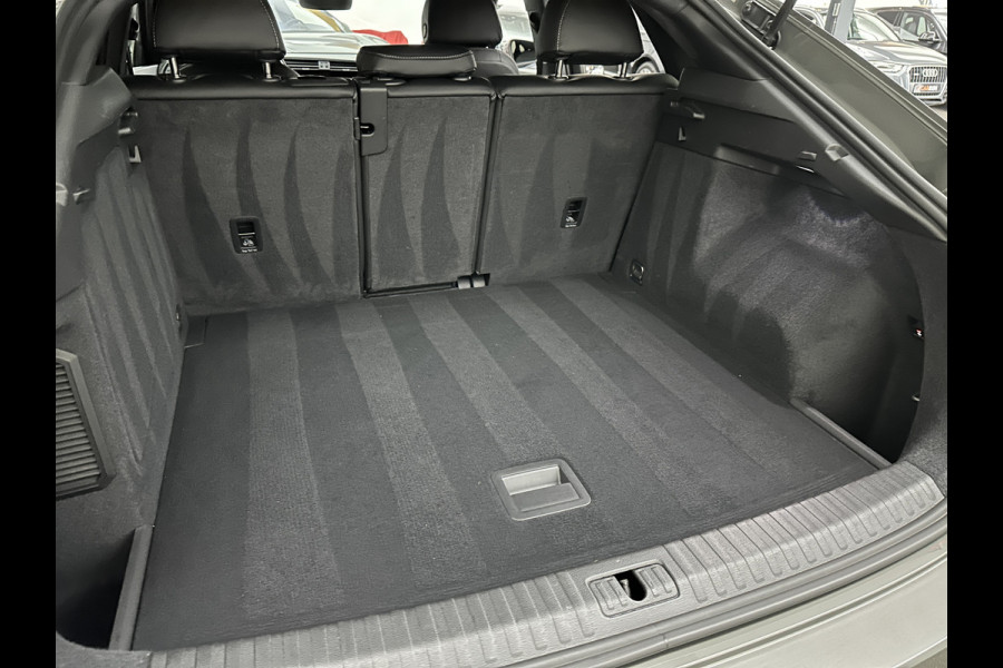 Audi Q3 Sportback 45 TFSI e 245pk S-Line | #RS-Leder | ACC | Trekhaak | Zwarte Hemelbekleding | Navi Plus | Lane Assist | Dodehoek | Lane-Assist | Stoelverwarming | Climate-Control | LED | Interieur-Voorverwarming | Bovag Garantie |
