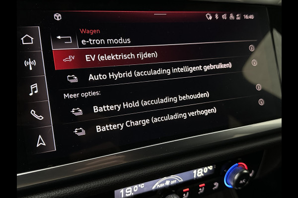 Audi Q3 Sportback 45 TFSI e 245pk S-Line | #RS-Leder | ACC | Trekhaak | Zwarte Hemelbekleding | Navi Plus | Lane Assist | Dodehoek | Lane-Assist | Stoelverwarming | Climate-Control | LED | Interieur-Voorverwarming | Bovag Garantie |