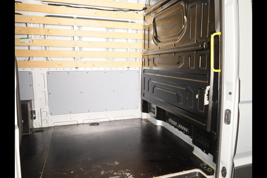Volkswagen Crafter 35 2.0 TDI L3H3 Highline EURO VI 140 pk Automaat | Verlengde garantie | Navigatie | Trekhaak | Parkeersensoren | Achteruitrijcamera |