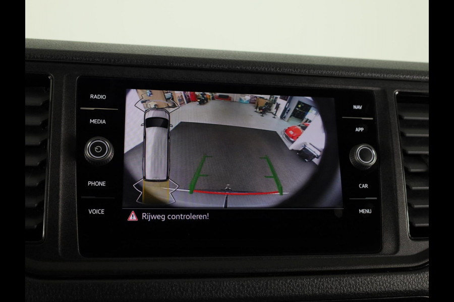 Volkswagen Crafter 35 2.0 TDI L3H3 Highline EURO VI 140 pk Automaat | Verlengde garantie | Navigatie | Trekhaak | Parkeersensoren | Achteruitrijcamera |