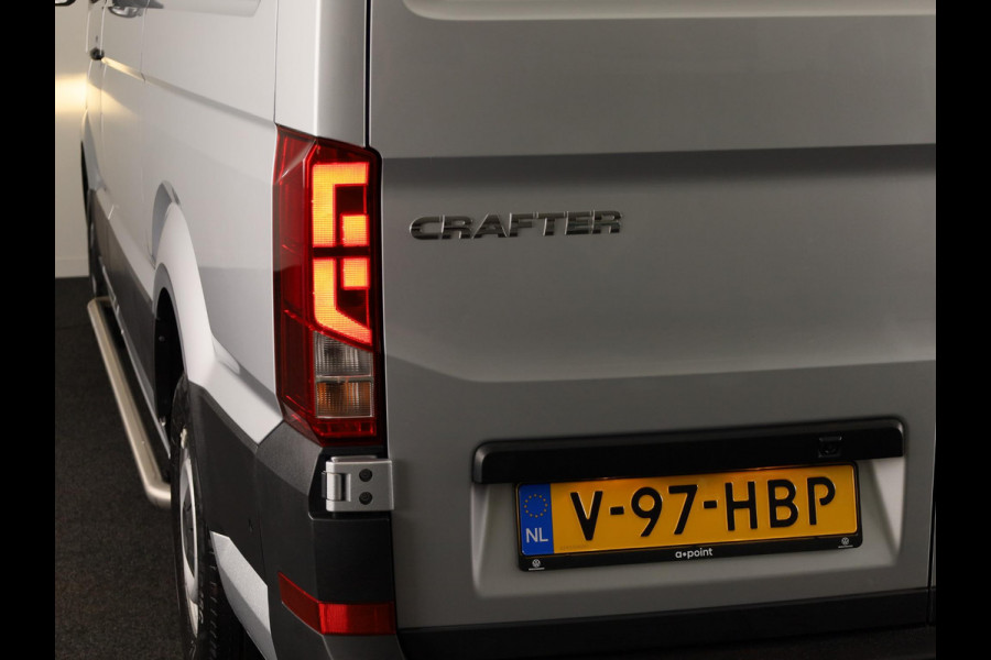 Volkswagen Crafter 35 2.0 TDI L3H3 Highline EURO VI 140 pk Automaat | Verlengde garantie | Navigatie | Trekhaak | Parkeersensoren | Achteruitrijcamera |