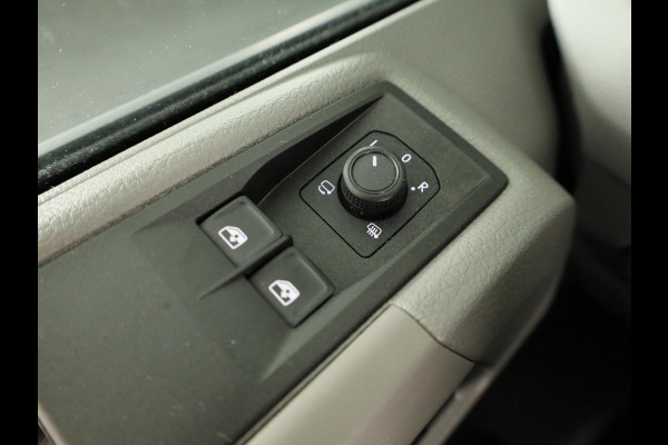 Volkswagen Crafter 35 2.0 TDI L3H3 Highline EURO VI 140 pk Automaat | Verlengde garantie | Navigatie | Trekhaak | Parkeersensoren | Achteruitrijcamera |