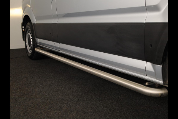 Volkswagen Crafter 35 2.0 TDI L3H3 Highline EURO VI 140 pk Automaat | Verlengde garantie | Navigatie | Trekhaak | Parkeersensoren | Achteruitrijcamera |