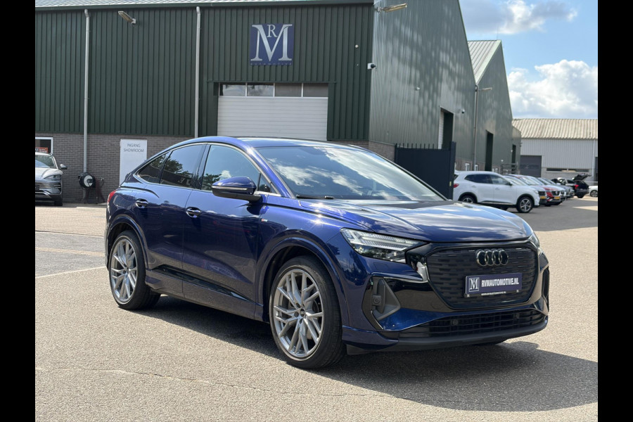 Audi Q4 Sportback e-tron 45 S Edition 82 kWh S-LINE BINNEN + BUITEN VAN: 48.900,- VOOR: 44.877,- UW WKOORDEEL: 4.023,- | 21 INCH!| MEM. STOEL| ACHTERUITRIJCAMERA| NAPPA LEER| DIAMOND STICHING | FABR. GARANTIE T/M 2028