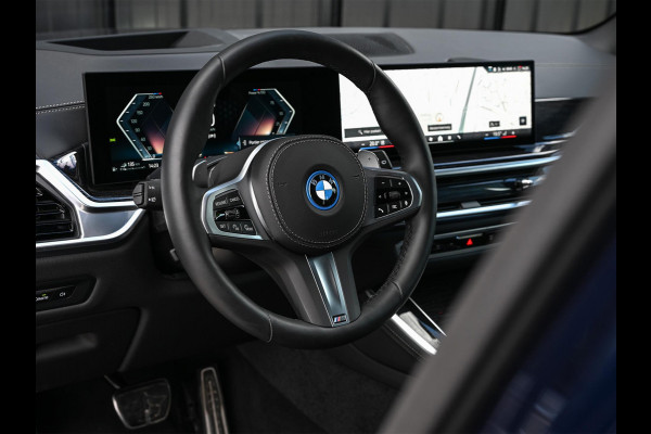 BMW X5 xDrive50e | M-Sport Pro | Panoramadak | Active Cruise | 360 Camera | Iconic Glow | Harman/Kardon | Memory Seats | Head-Up | Luchtvering | Ambiance Interieur | Trekhaak |