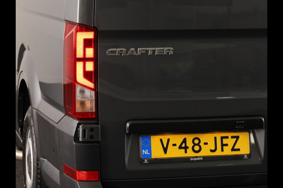 Volkswagen Crafter 35 2.0 TDI L3H3 Highline EURO VI 140 pk Automaat | Verlengde garantie | Navigatie | Trekhaak | Parkeersensoren | Achteruitrijcamera | Geveerde bestuurdersstoel |