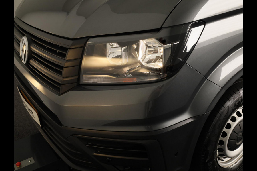 Volkswagen Crafter 35 2.0 TDI L3H3 Highline EURO VI 140 pk Automaat | Verlengde garantie | Navigatie | Trekhaak | Parkeersensoren | Achteruitrijcamera | Geveerde bestuurdersstoel |