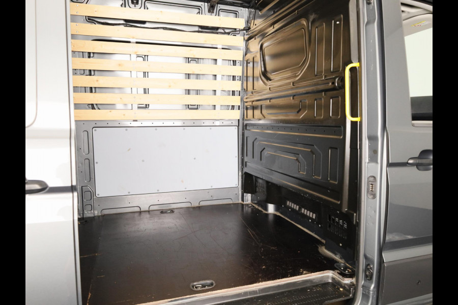 Volkswagen Crafter 35 2.0 TDI L3H3 Highline EURO VI 140 pk Automaat | Verlengde garantie | Navigatie | Trekhaak | Parkeersensoren | Achteruitrijcamera | Geveerde bestuurdersstoel |