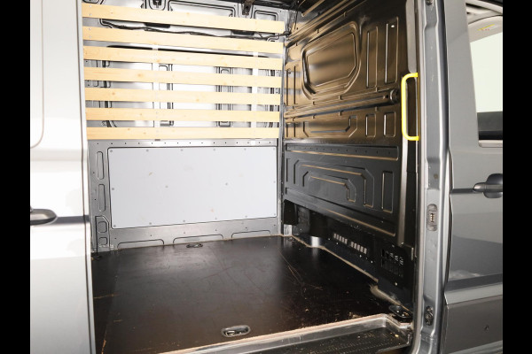 Volkswagen Crafter 35 2.0 TDI L3H3 Highline EURO VI 140 pk Automaat | Verlengde garantie | Navigatie | Trekhaak | Parkeersensoren | Achteruitrijcamera | Geveerde bestuurdersstoel |