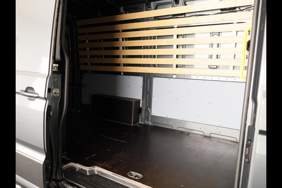 Volkswagen Crafter 35 2.0 TDI L3H3 Highline EURO VI 140 pk Automaat | Verlengde garantie | Navigatie | Trekhaak | Parkeersensoren | Achteruitrijcamera | Geveerde bestuurdersstoel |