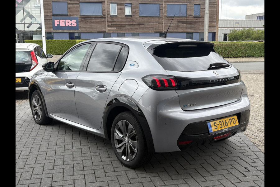 Peugeot e-208 EV Allure Pack 50 kWh | 98,7% SOH! | Achteruitrijcamera | Cruise Control | Navigatie | LM Velgen |