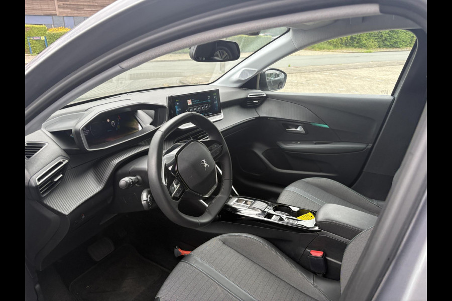 Peugeot e-208 EV Allure Pack 50 kWh | 98,7% SOH! | Achteruitrijcamera | Cruise Control | Navigatie | LM Velgen |