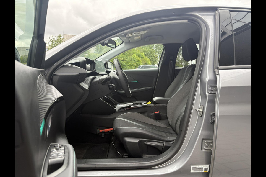 Peugeot e-208 EV Allure Pack 50 kWh | 98,7% SOH! | Achteruitrijcamera | Cruise Control | Navigatie | LM Velgen |