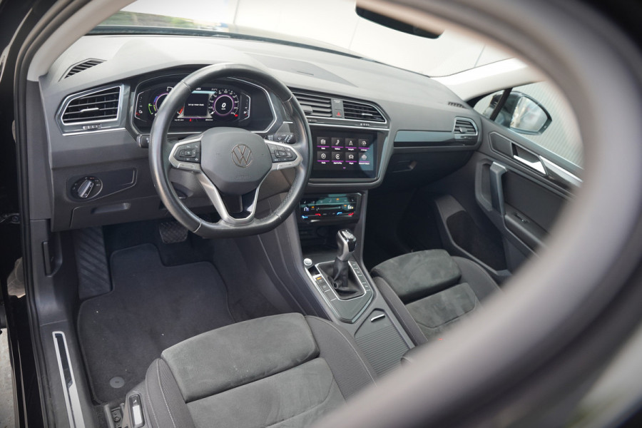 Volkswagen Tiguan 1.4 TSI eHybrid Elegance Business | Stoelverwarming | Stuurverwarming | Massage | iQ Light | Trekhaak | Ambiance Verlichting | Adaptive Cruise Control | Keyless | Apple Carplay | Navigatie | SOH 85,33%