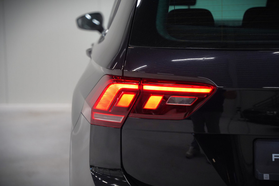 Volkswagen Tiguan 1.4 TSI eHybrid Elegance Business | Stoelverwarming | Stuurverwarming | Massage | iQ Light | Trekhaak | Ambiance Verlichting | Adaptive Cruise Control | Keyless | Apple Carplay | Navigatie | SOH 85,33%