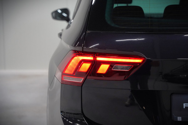 Volkswagen Tiguan 1.4 TSI eHybrid Elegance Business | Stoelverwarming | Stuurverwarming | Massage | iQ Light | Trekhaak | Ambiance Verlichting | Adaptive Cruise Control | Keyless | Apple Carplay | Navigatie | SOH 85,33%