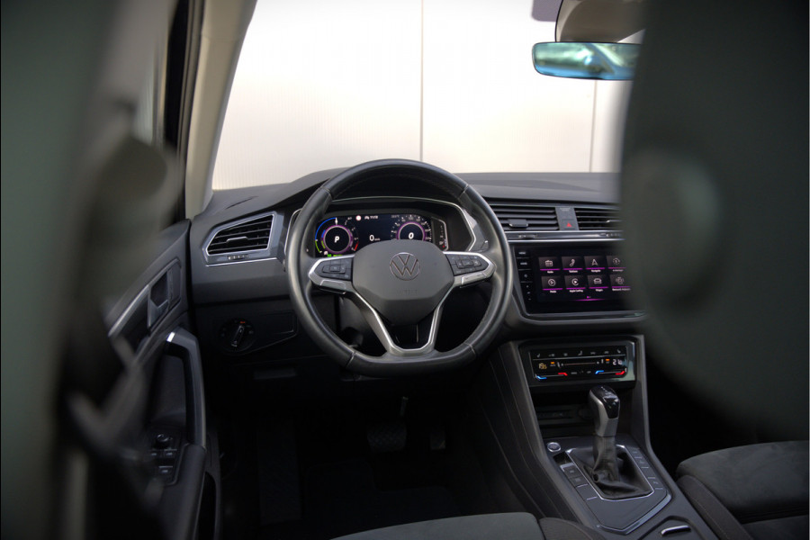 Volkswagen Tiguan 1.4 TSI eHybrid Elegance Business | Stoelverwarming | Stuurverwarming | Massage | iQ Light | Trekhaak | Ambiance Verlichting | Adaptive Cruise Control | Keyless | Apple Carplay | Navigatie | SOH 85,33%
