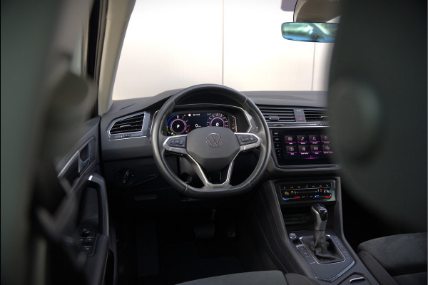 Volkswagen Tiguan 1.4 TSI eHybrid Elegance Business | Stoelverwarming | Stuurverwarming | Massage | iQ Light | Trekhaak | Ambiance Verlichting | Adaptive Cruise Control | Keyless | Apple Carplay | Navigatie | SOH 85,33%