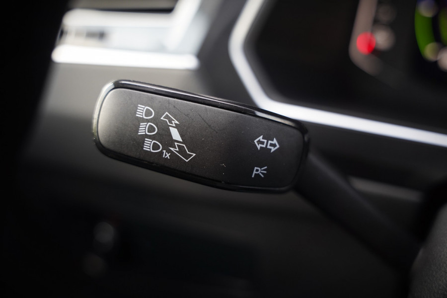 Volkswagen Tiguan 1.4 TSI eHybrid Elegance Business | Stoelverwarming | Stuurverwarming | Massage | iQ Light | Trekhaak | Ambiance Verlichting | Adaptive Cruise Control | Keyless | Apple Carplay | Navigatie | SOH 85,33%