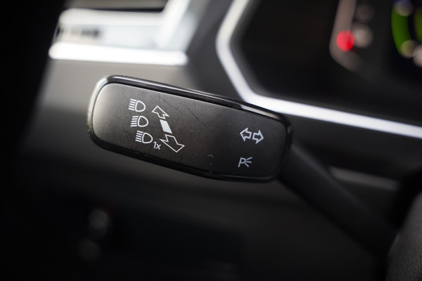 Volkswagen Tiguan 1.4 TSI eHybrid Elegance Business | Stoelverwarming | Stuurverwarming | Massage | iQ Light | Trekhaak | Ambiance Verlichting | Adaptive Cruise Control | Keyless | Apple Carplay | Navigatie | SOH 85,33%