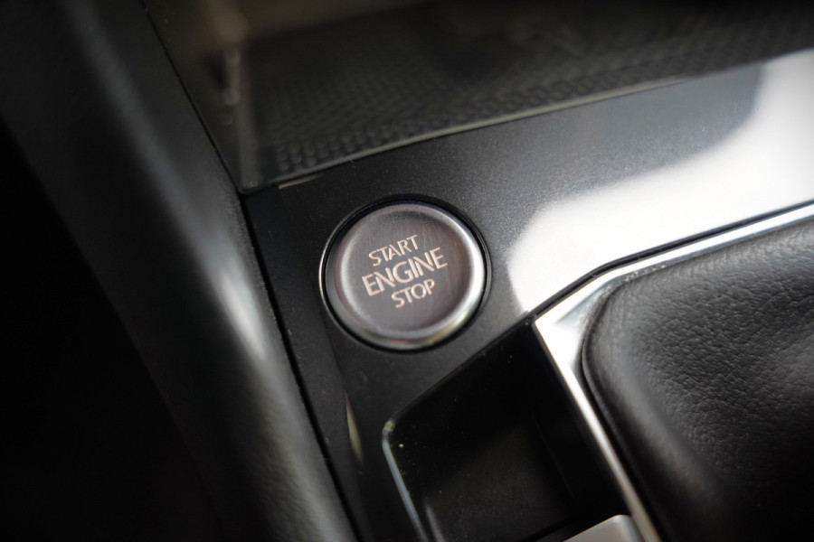 Volkswagen Tiguan 1.4 TSI eHybrid Elegance Business | Stoelverwarming | Stuurverwarming | Massage | iQ Light | Trekhaak | Ambiance Verlichting | Adaptive Cruise Control | Keyless | Apple Carplay | Navigatie | SOH 85,33%