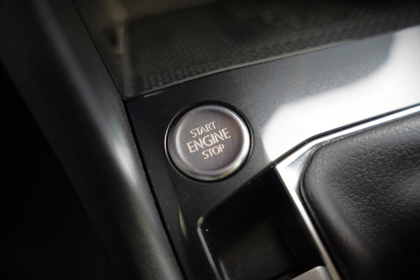 Volkswagen Tiguan 1.4 TSI eHybrid Elegance Business | Stoelverwarming | Stuurverwarming | Massage | iQ Light | Trekhaak | Ambiance Verlichting | Adaptive Cruise Control | Keyless | Apple Carplay | Navigatie | SOH 85,33%